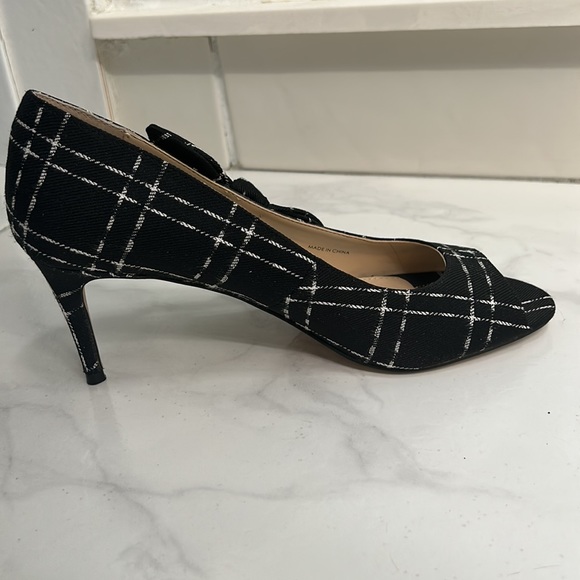 Peep toe heels, black & white, size 8 1/2 - Picture 6 of 11